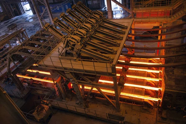 電気炉での鉄鋼生産 溶融鋼の火花 電気アーク炉店 冶金生産 重工業 エンジニアリング — ストック写真