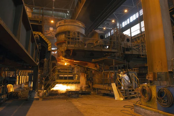 电炉中的钢铁生产 钢水的火花 电弧炉车间 冶金生产 重工业 — 图库照片