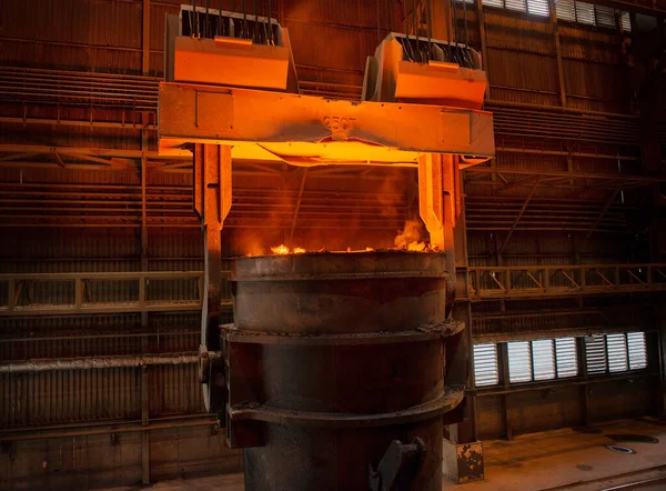 Smelten Van Metaal Een Staalfabriek Hoge Temperatuur Smeltoven — Stockfoto