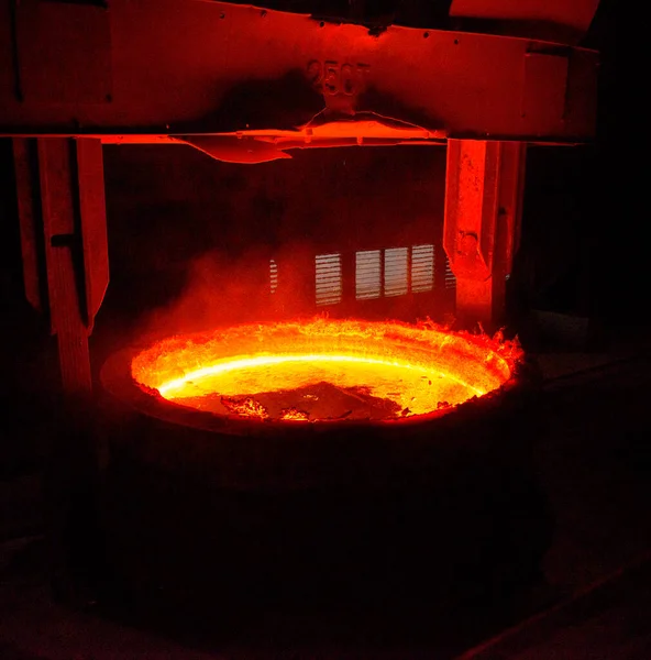 Derretimento Metal Uma Fábrica Aço Alta Temperatura Forno Fusão — Fotografia de Stock