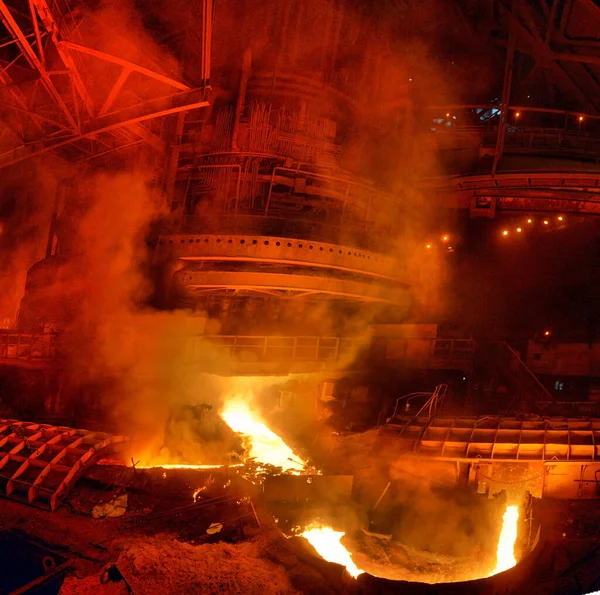 Alto Forno Ferro Batendo Aço Quente Derramado Outra Panela — Fotografia de Stock