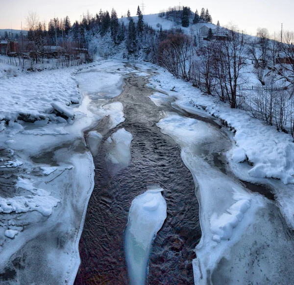 Moody Άποψη Των Παγωμένων Λίθων Στο Ποτάμι Μια Παγωμένη Ημέρα — Φωτογραφία Αρχείου