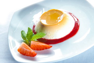 Dondurmalı tiramisu. Çilekli tiramisu, yaban mersini ve naneli.