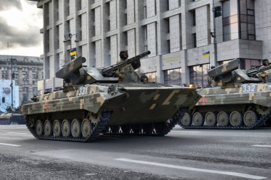 Kyiv, Ukrayna, 22 Ağustos 2021. Ukrayna ordusu Kyiv sokaklarında. Ukrayna 'nın bağımsızlığının 30. yıldönümü için askeri geçit hazırlıkları
