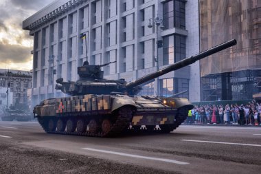 Kyiv, Ukrayna, 22 Ağustos 2021. Ukrayna ordusu Kyiv sokaklarında. Ukrayna 'nın bağımsızlığının 30. yıldönümü için askeri geçit hazırlıkları