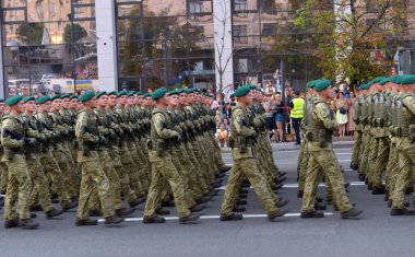 Ukrayna, Kyiv - 22 Ağustos 2021: Kuvvetler. Ukrayna ordusu. Askeri sistem geçit töreninde yürüyor. Kalabalığın yürüyüşü. Ordu askerleri. Ukrayna, Kyiv - 22 Ağustos 2021