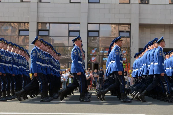 ウクライナ キエフ 2021年8月22日 ウクライナ軍 軍事システムはパレードに行進しています 群衆の3月 陸軍兵士 ウクライナ キエフ 2021年8月22日 — ストック写真