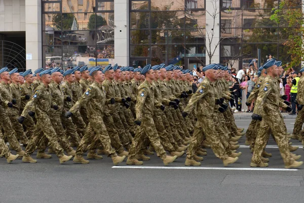 ウクライナ キエフ 2021年8月22日 ウクライナ軍 軍事システムはパレードに行進しています 群衆の3月 陸軍兵士 ウクライナ キエフ 2021年8月22日 — ストック写真