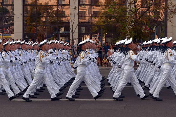 ウクライナ キエフ 2021年8月22日 ウクライナ軍 軍事システムはパレードに行進しています 群衆の3月 陸軍兵士 ウクライナ キエフ 2021年8月22日 — ストック写真