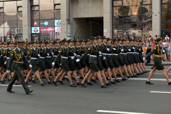 ウクライナ キエフ 2021年8月22日 ウクライナ軍 軍事システムはパレードに行進しています 群衆の3月 陸軍兵士 ウクライナ キエフ 2021年8月22日 — ストック写真