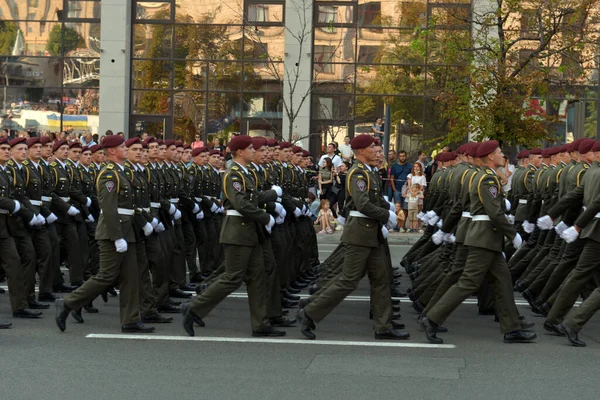 ウクライナ キエフ 2021年8月22日 ウクライナ軍 軍事システムはパレードに行進しています 群衆の3月 陸軍兵士 ウクライナ キエフ 2021年8月22日 — ストック写真