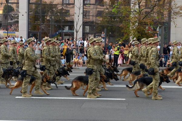 ウクライナ キエフ 2021年8月22日 ウクライナ軍 軍事システムはパレードに行進しています 群衆の3月 陸軍兵士 ウクライナ キエフ 2021年8月22日 — ストック写真