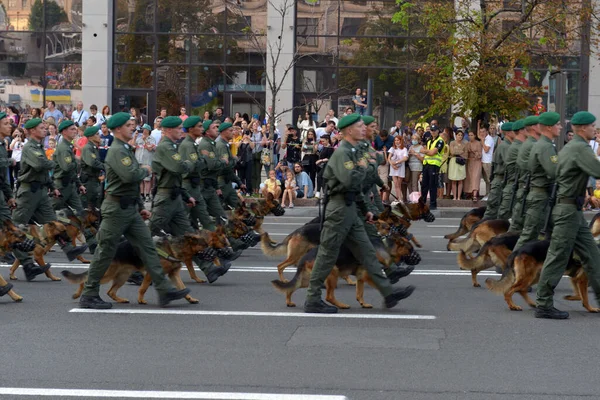 ウクライナ キエフ 2021年8月22日 ウクライナ軍 軍事システムはパレードに行進しています 群衆の3月 陸軍兵士 ウクライナ キエフ 2021年8月22日 — ストック写真