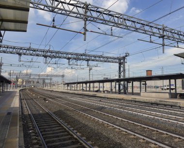 Bir boş tren istasyonu