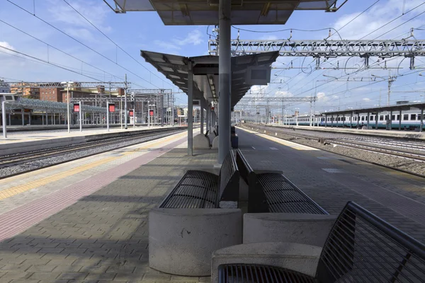 Han stationsplattformen väntar på ett tåg — Stockfoto