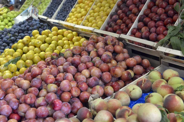 Ciruelas y melocotones en exhibición — Foto de Stock