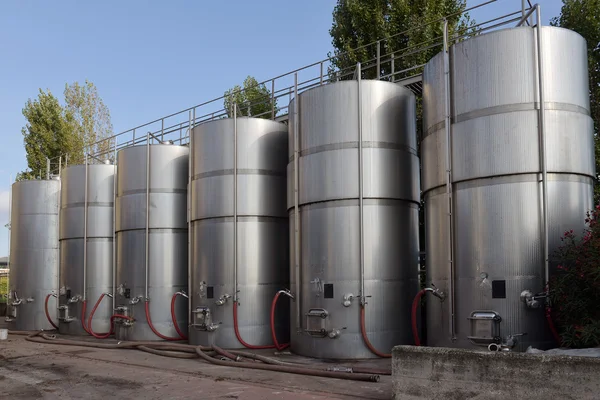 Tanques con vino en la bodega — Foto de Stock