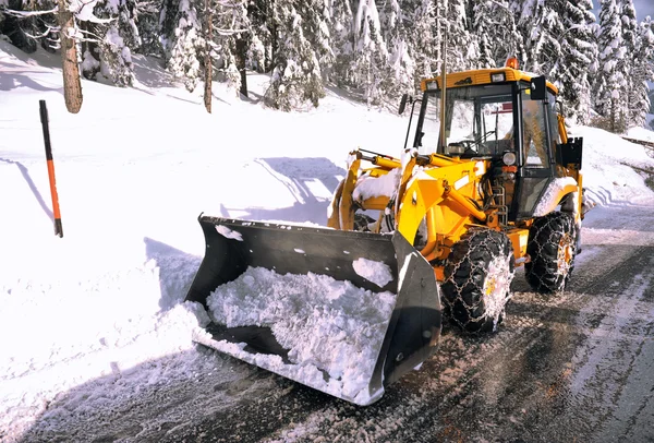 Limpando estradas de neve e árvore caída — Fotografia de Stock