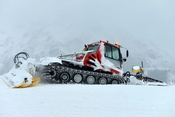 Snowcat, машина для уборки снега — стоковое фото