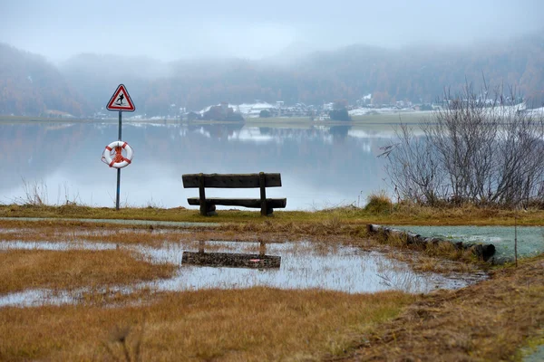 Bench ved sjøen – stockfoto