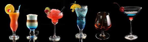 Різні коктейлі в барі — стокове фото