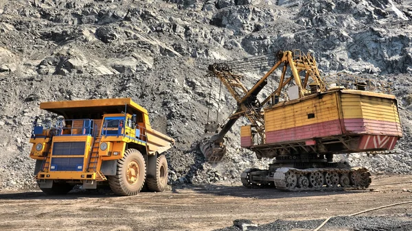 Loading of iron ore — Stock Photo, Image