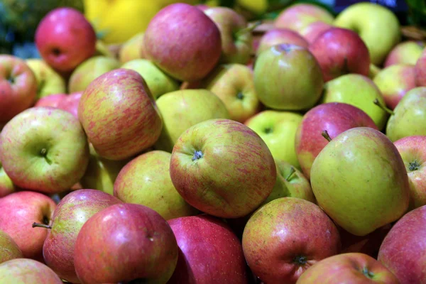 Manzanas expuestas en un supermercado —  Fotos de Stock