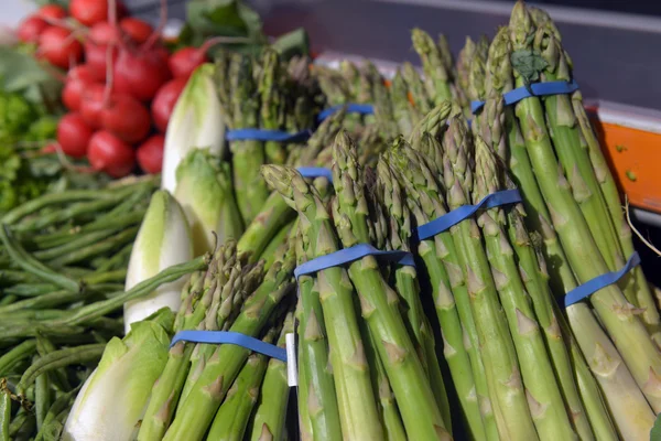 Asparagi in mostra in un supermercato — Foto Stock