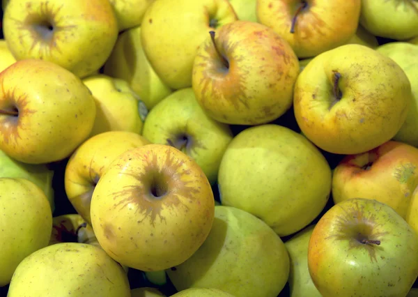 Manzanas expuestas en un supermercado —  Fotos de Stock