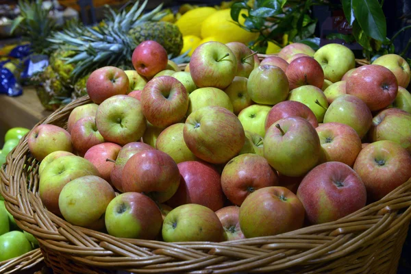 Яблоки в супермаркете — стоковое фото