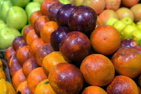 Sycylijskich czerwonych pomarańczy na wyświetlaczu w supermarkecie — Zdjęcie stockowe