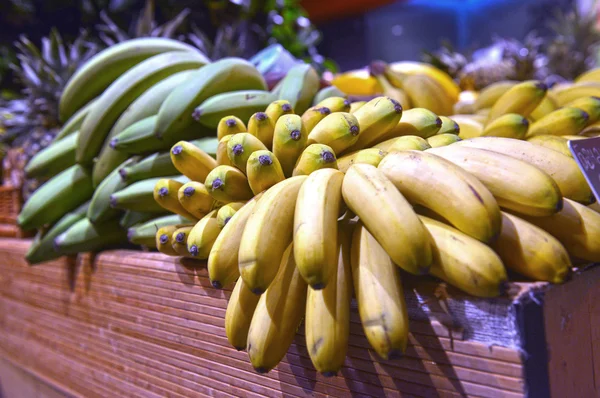 Banane in mostra in un supermercato — Foto Stock