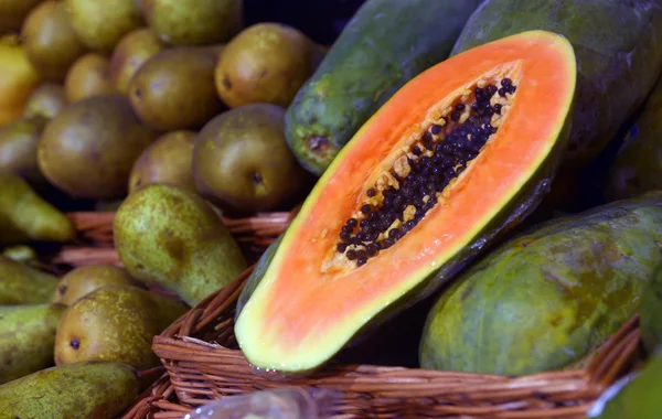 Papaya bir süpermarkette ekranda — Stok fotoğraf