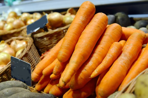 Zanahorias en exhibición en un supermercado — Foto de Stock