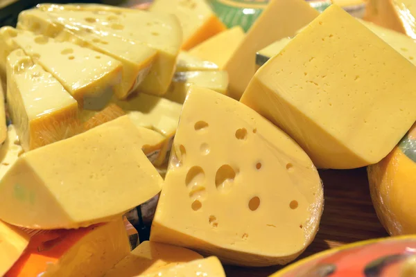 Brânză expusă într-un supermarket — Fotografie, imagine de stoc