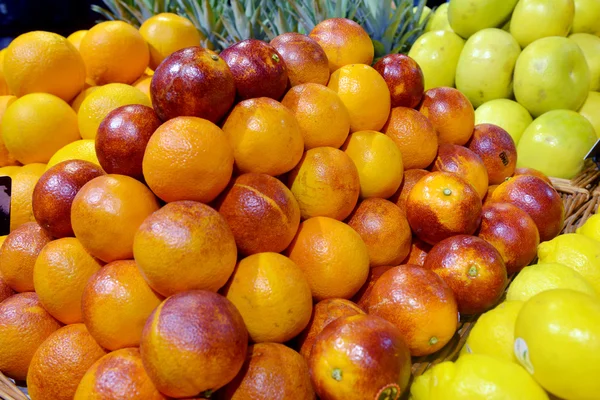 Oranges rouges siciliennes exposées dans un supermarché — Photo