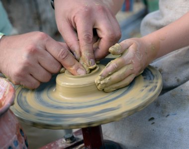 Çömlekçilik direksiyonda çalışan eller