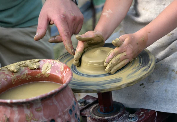 Mains travaillant sur la roue de poterie — Photo