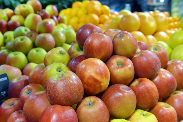 Jabłka na wyświetlaczu w supermarkecie — Zdjęcie stockowe