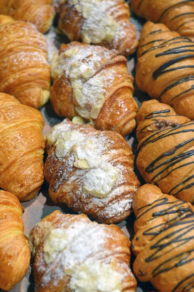 Croissanty na polici cukrárna — Stock fotografie