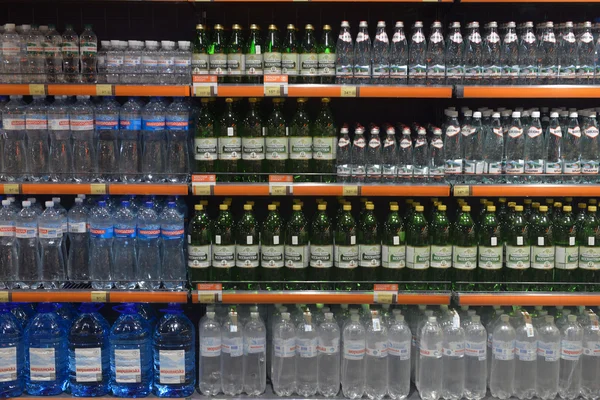 Silpo Ukrajina, Kyjev, 2015, minerální vodu v supermarketu police, — Stock fotografie