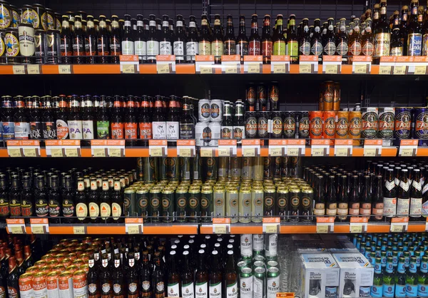 2015 Ukraine, Kiev, silpo, vitrine de produits de la bière dans la soude Photos De Stock Libres De Droits