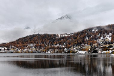 Sonbaharda ilk kar ile St Moritz Gölü