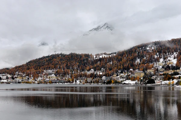 Lago St. Moritz com a primeira neve no outono — Fotografia de Stock