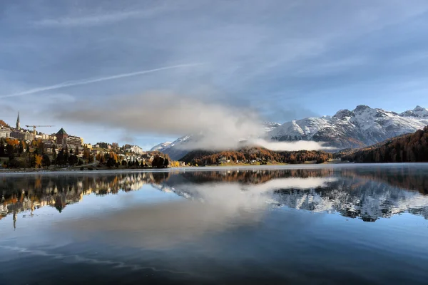 Lago St. Moritz com a primeira neve no outono — Fotografia de Stock