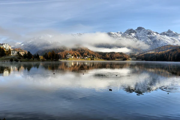 Lago St. Moritz com a primeira neve no outono — Fotografia de Stock