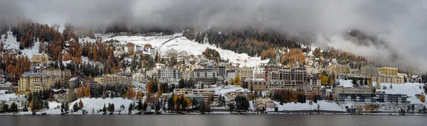 Lac Saint-Moritz avec la première neige à l'automne — Photo