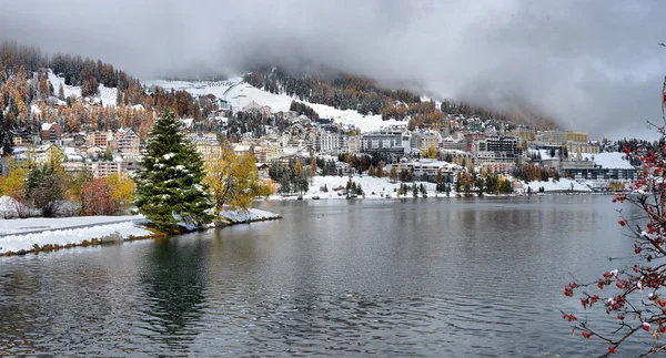 Lake St. Moritz with the first snow in the autumn — Stock Photo, Image
