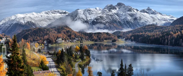 Lago St. Moritz com a primeira neve no outono — Fotografia de Stock