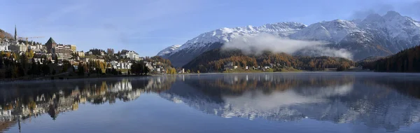 Сент-Моріц озера з першим снігом восени — стокове фото
